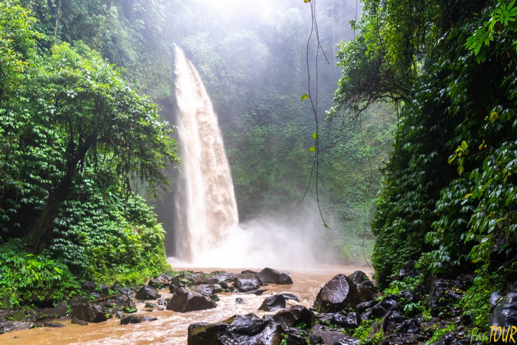 Bali wodospad 1024x683 - 10 niezapomnianych wodnych przeżyć na Bali