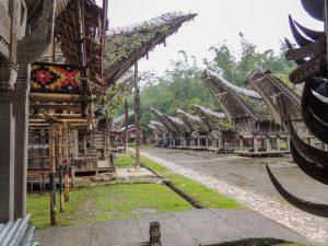 Indnonezja Sulawesi Toraja celebes indonesia tradycyjny dom toradzow 300x225 - Sulawesi