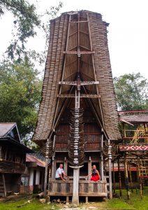 Indnonezja Sulawesi Toraja celebes indonesia tradycyjnye domy toradzow 14 212x300 - Sulawesi