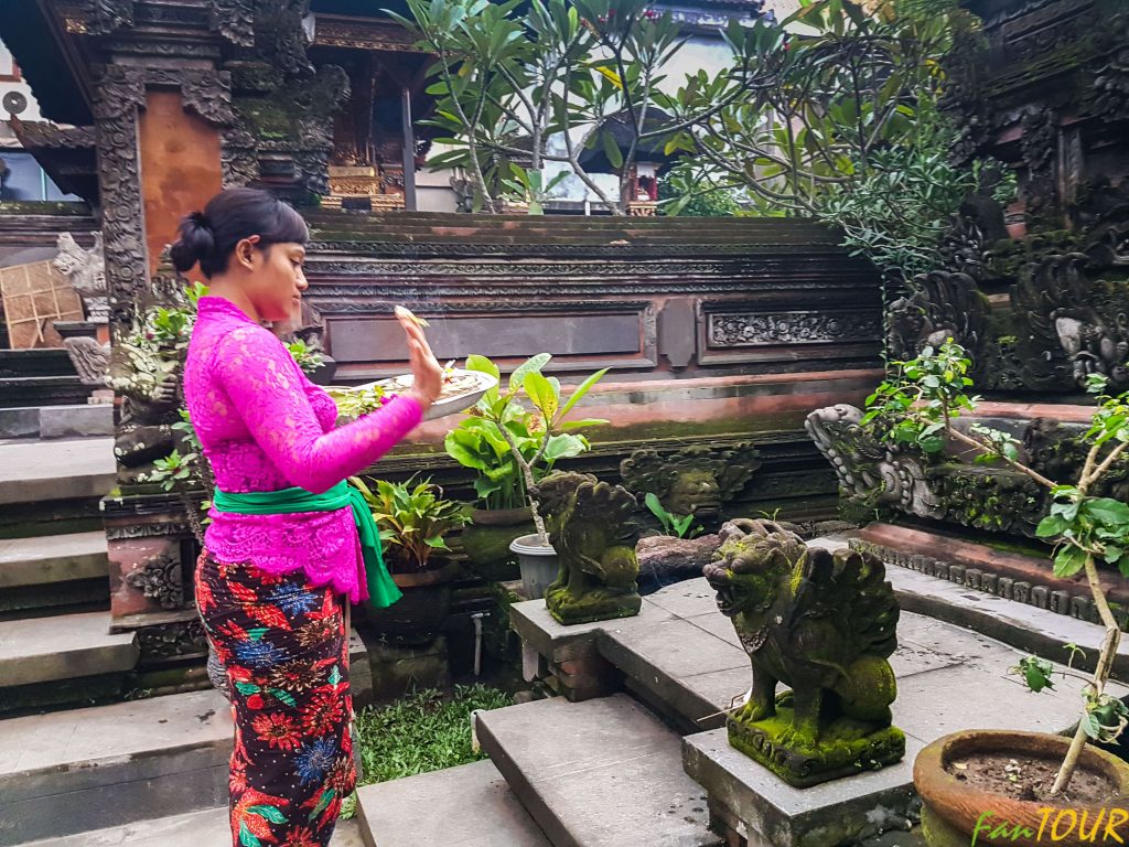 Indonezja bali skladanie ofering 1024x768 - Bali kadzidłami pachnące - Canang Sari