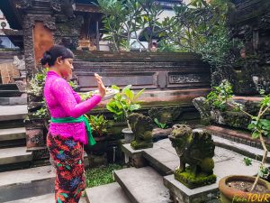 Indonezja bali skladanie ofering 300x225 - Bali