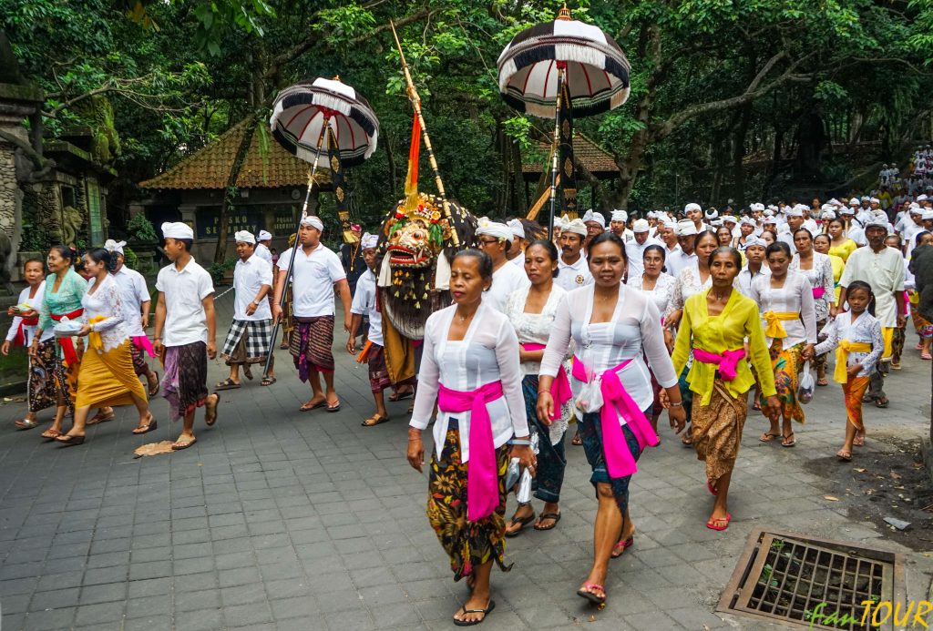 Indonezja bali ubud procesja  1024x693 - Bali – raj dla oka, zmysłów, duszy i ciała