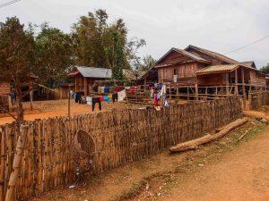 Laos wioska w górach 300x225 - Równina Dzbanów Phonsavan