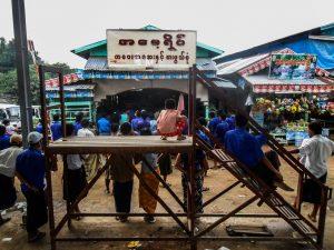 Birma Mjanma przystanek przy zlotej skale 2 300x225 - Kinpun Złota Skała