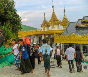 Birma Mjanma zlota skala 4 300x261 - Kinpun Złota Skała