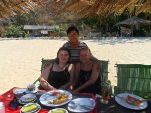 Birma Myanmar Ngpali Beach loklna knajpa wlascicielka 300x225 - Ngapali