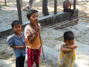 Birma Myanmra Ngpali dzieci 300x225 - Ngapali