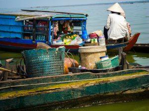 Kambodzą Cambodia Tonle Sap plywajaca wioska targ 2 300x225 - Tonle Sap