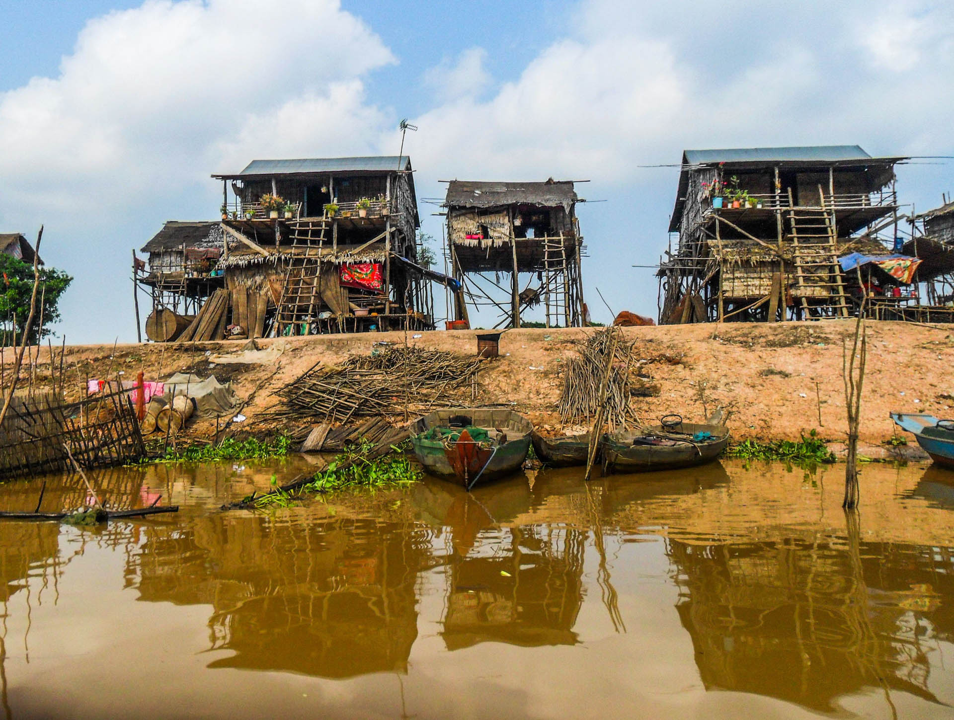 Kambodzą Cambodia Tonle Sap plywajaca wioska - Azjatyckie domy