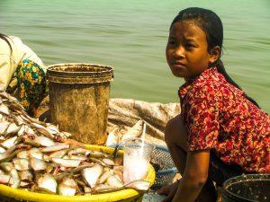 Kambodzą Cambodia tonle sap targ na wodzie dziewczynka 300x225 - Tonle Sap