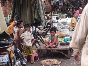 Kambodza cambodia streets ulice targ market 4 300x225 - Phnom Penh