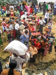 Mianmar lokalny prom do Pagan przystanek postoj sprzedawcy i pasazerowie 225x300 - Bagan