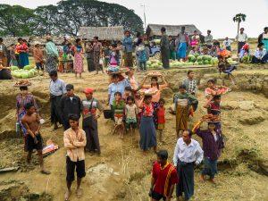 Mianmar lokalny prom do Pagan przystanek sprzedawcy i pasazerowie 300x225 - Bagan