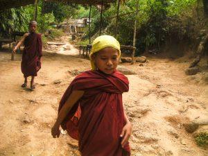 Mjanma Birma Kinpun mnisi 300x225 - Kinpun Złota Skała