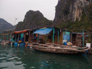 Wietnam Vietnam Ha Long Bay Zatoka floating village pływająca wioska 300x225 - Ha Long Bay
