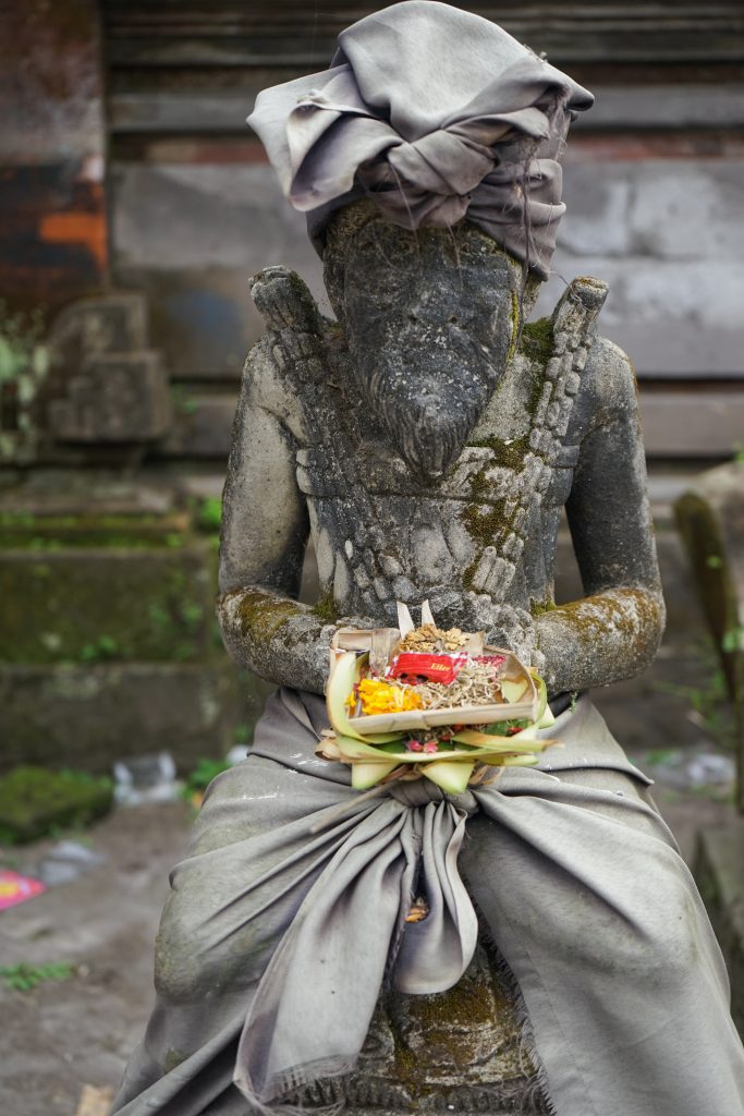 bali besakih posazek 683x1024 - Bali kadzidłami pachnące - Canang Sari