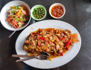 Indonezja podróże szyte na miarę Bali jedzenie 1 300x230 - Ucieczka z Raju
