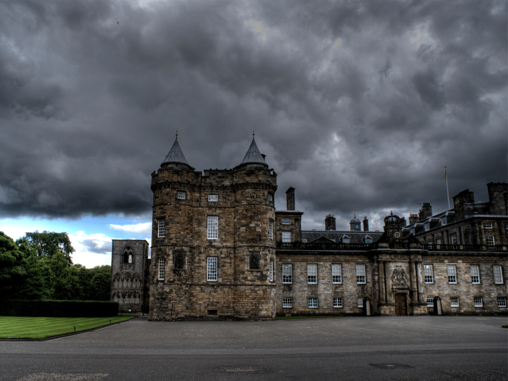 Edynburg Pałac Holyrood 1024x768 - Trzecie dziesięć powodów dlaczego warto odwiedzić Edynburg