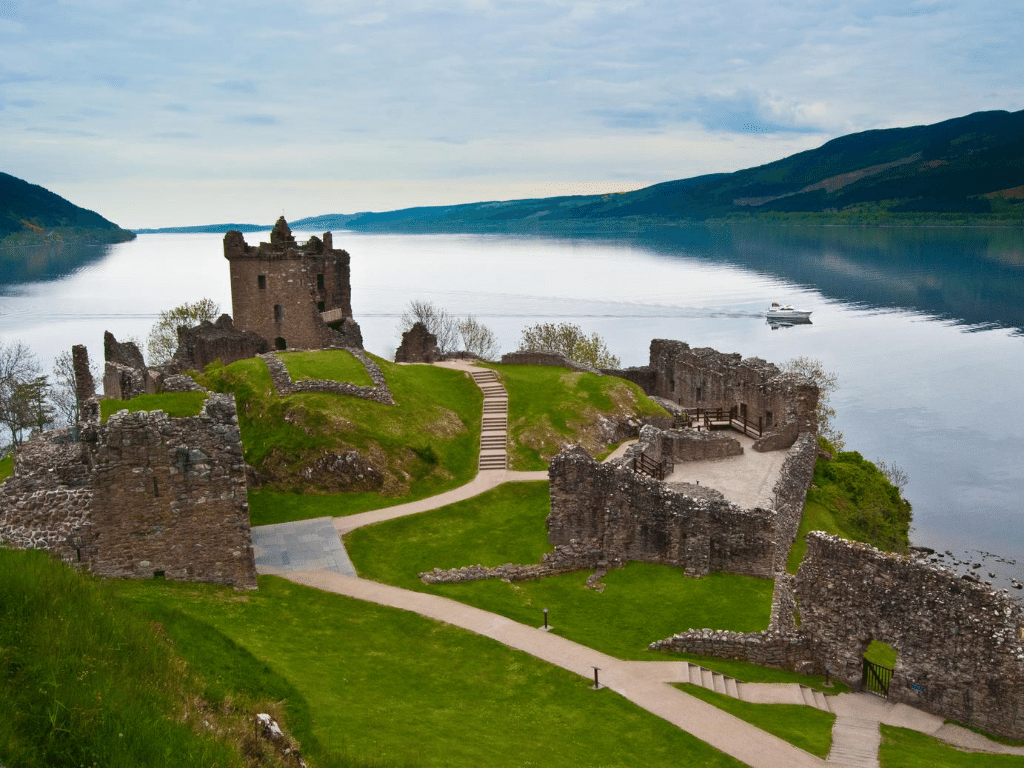 Szkocja Zamek Urquhart 1024x768 - W poszukiwaniu potwora z Loch Ness