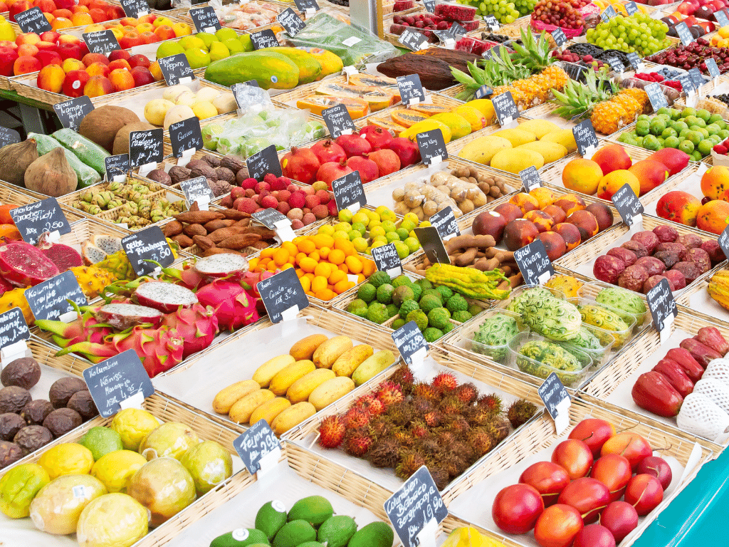 Egzotycznych owoców w supermarketach jest obecnie do wyboru, do koloru.