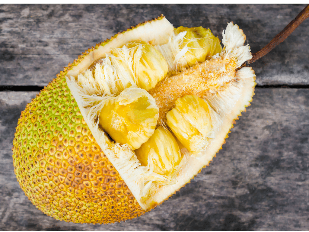 Chlebowiec, inaczej jackfruit najlepiej smakuje smażony w potrawce. Idealnie zastępuje mięso.